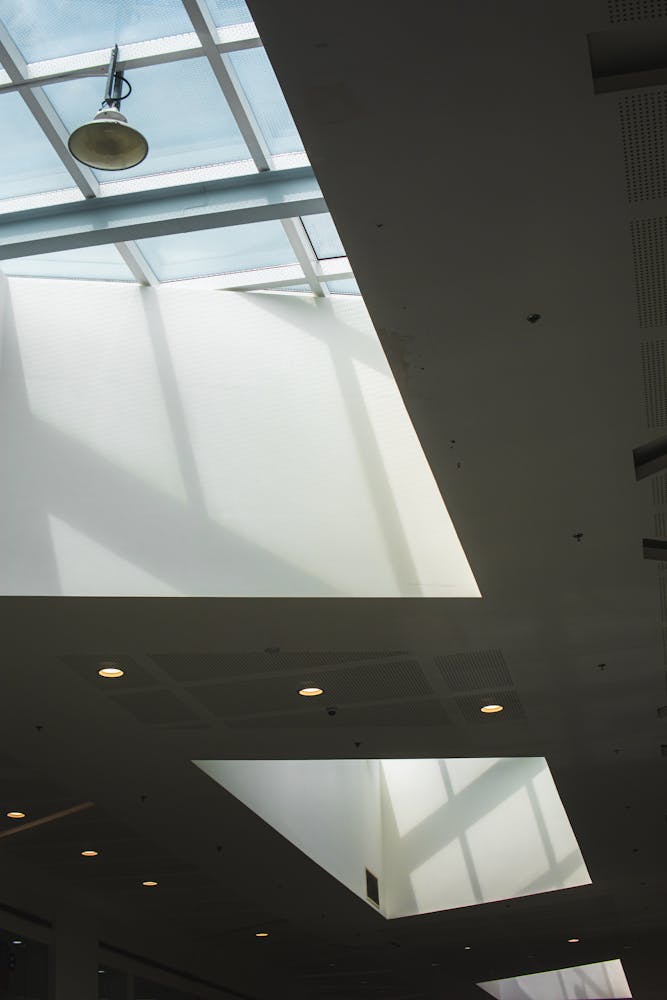 Sala moderna com iluminação embutida